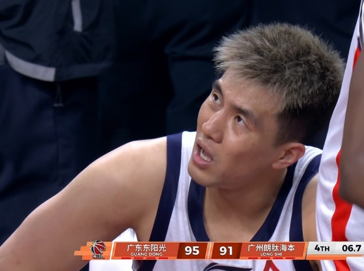 拼尽全力！郭艾伦最后时刻不放弃 紧贴抢断徐杰发球！