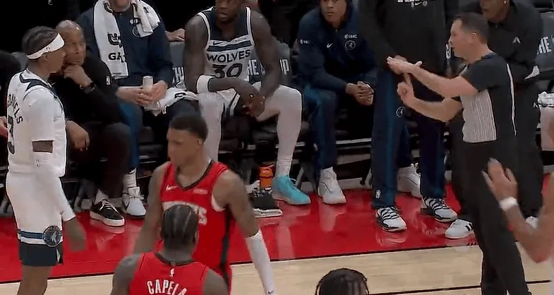 yl7703永利-贾巴里-史密斯抱怨裁判吃T，火箭暂时落后森林狼9分