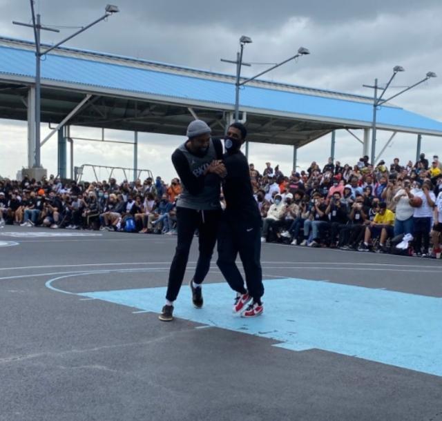 yl7703永利-户外训练KD欧文热情相拥 拒接疫苗他依然态度坚决