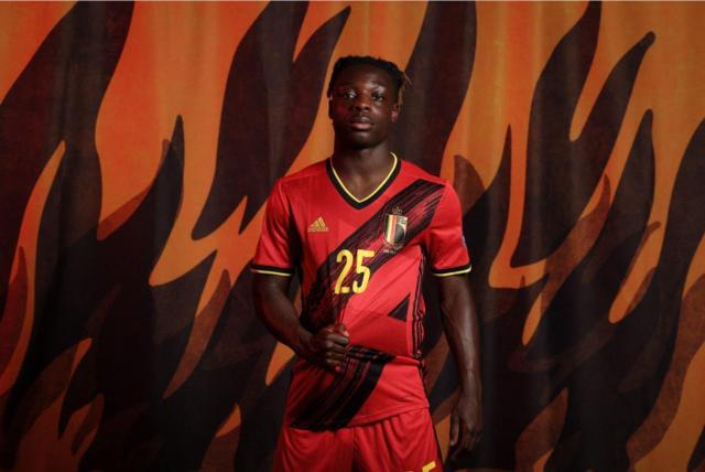 yl7703永利-拒绝利物浦的“新马内”：多库以卢卡库为榜样前进